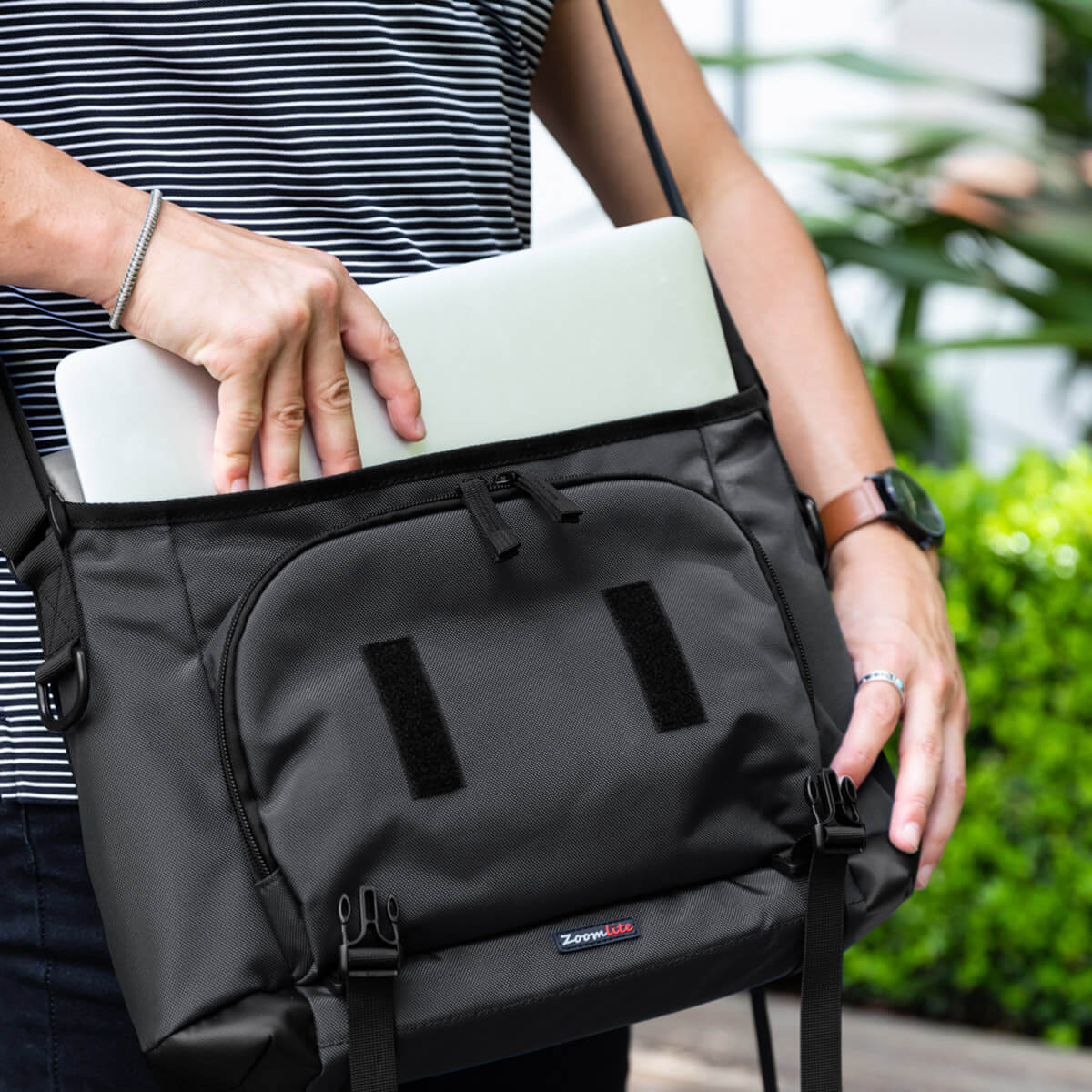 Black laptop messenger bag hot sale